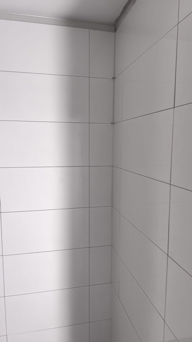Alicatado de baño en blanco brillo - Reformas Marian Zaragoza