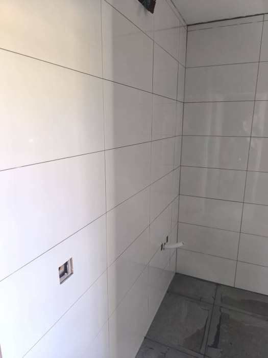 Alicatado de baño con tomas preparadas - Reformas Marian Zaragoza