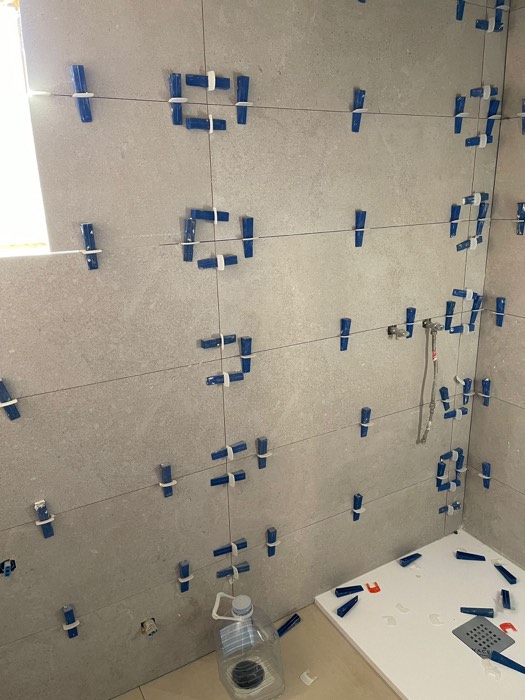 Alicatado de pared con sistema de nivelación - Reformas Marian Zaragoza