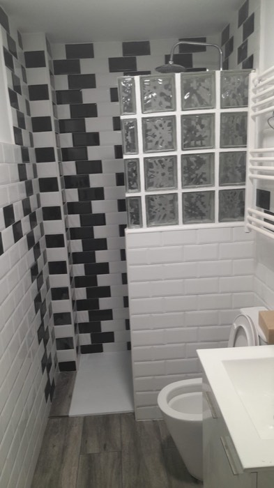 Baño alicatado con azulejo metro - Reformas Marian Zaragoza