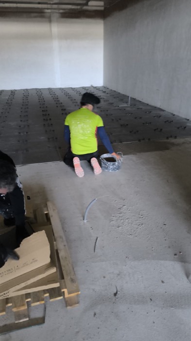 Colocación de suelo porcelánico en nave - Reformas Marian Zaragoza