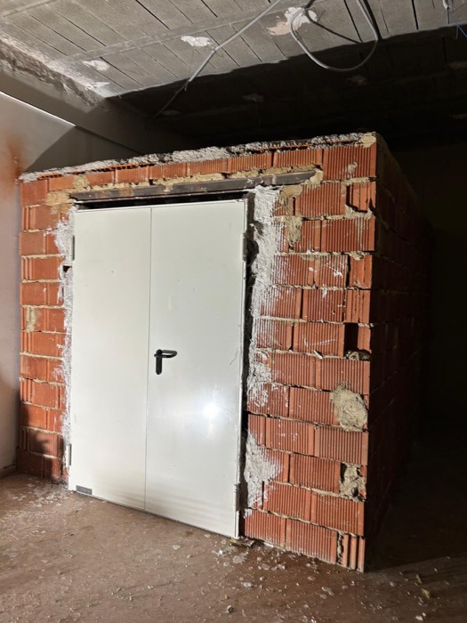 Cuarto de ladrillo con puerta metálica - Reformas Marian Zaragoza