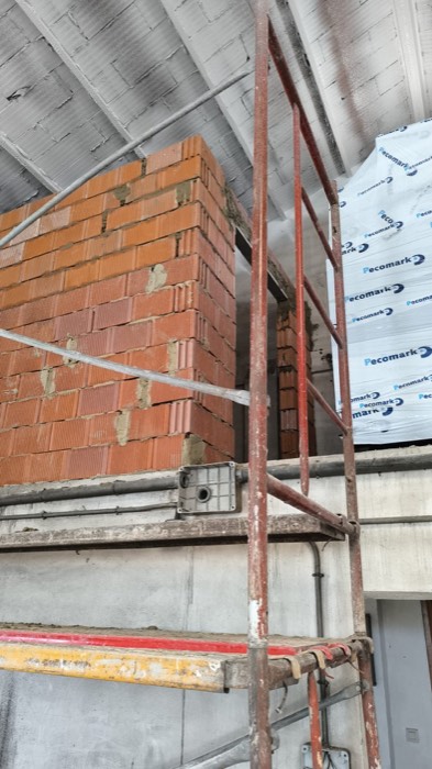 Fachada de ladrillo con andamio - Reformas Marian Zaragoza