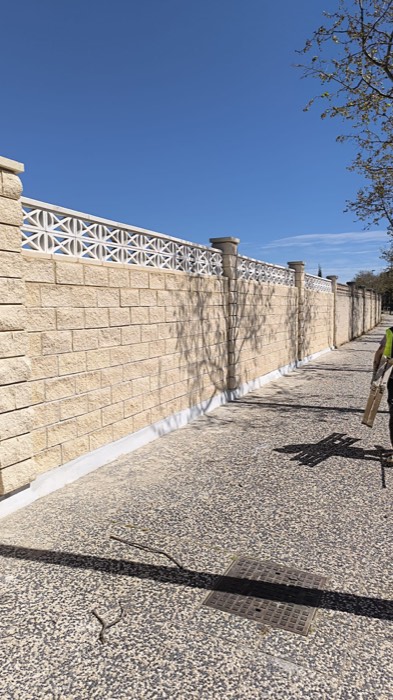 Muro de bloque cara vista con celosía - Reformas Marian Zaragoza