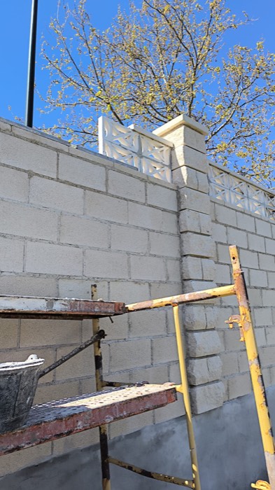 Muro de bloque cara vista con celosía - Reformas Marian Zaragoza