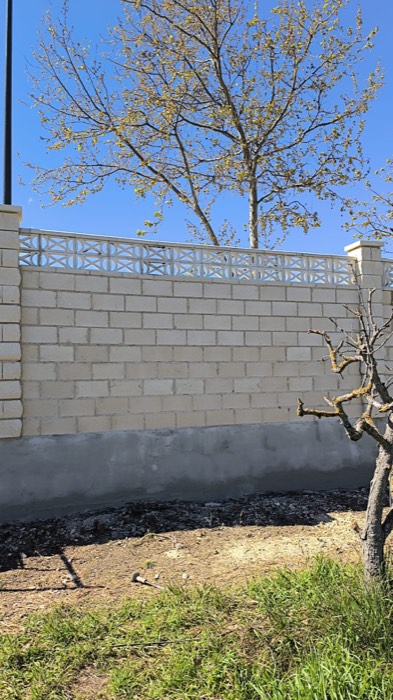 Muro de bloque cara vista con celosía - Reformas Marian Zaragoza