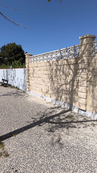 Muro de bloque cara vista con celosía - Reformas Marian Zaragoza
