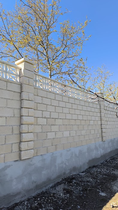 Muro de bloque cara vista con celosía - Reformas Marian Zaragoza
