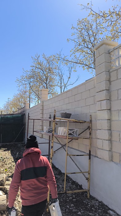Muro de bloque cara vista con celosía - Reformas Marian Zaragoza