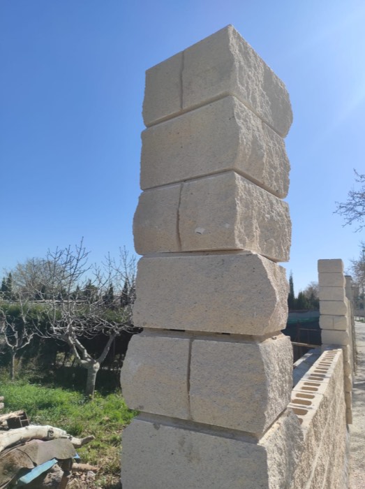 Pilares y muro de bloque cara vista - Reformas Marian Zaragoza