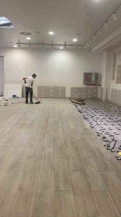 Colocación de suelo porcelánico imitación madera - Reformas Marian Zaragoza