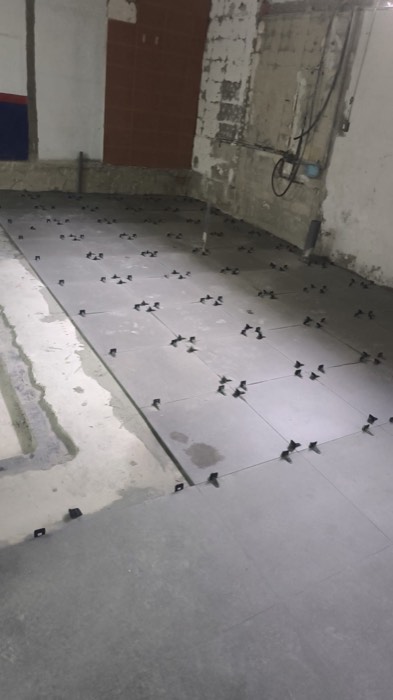 Colocación de suelo porcelánico en local - Reformas Marian Zaragoza