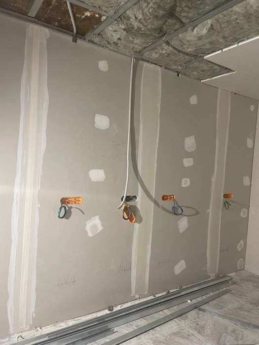 Tabique de pladur con instalación eléctrica - Reformas Marian Zaragoza