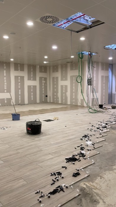 Tabiquería de pladur y solado en local - Reformas Marian Zaragoza