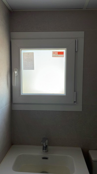 Baño alicatado con ventana nueva - Reformas Marian Zaragoza